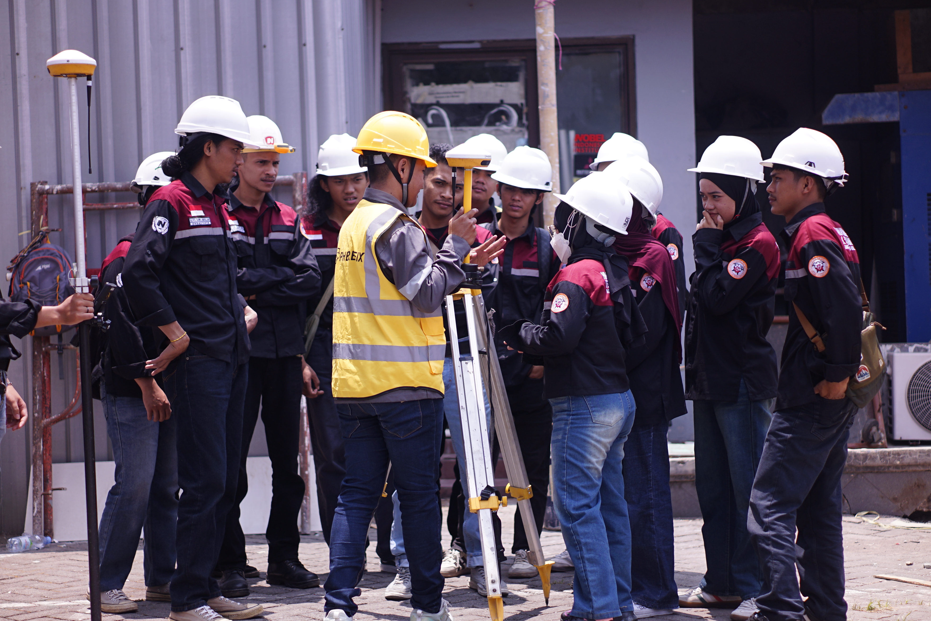 Mahasiswa Teknik Pertambangan Nobel Indonesia Praktik Alat Pemetaan Total Station