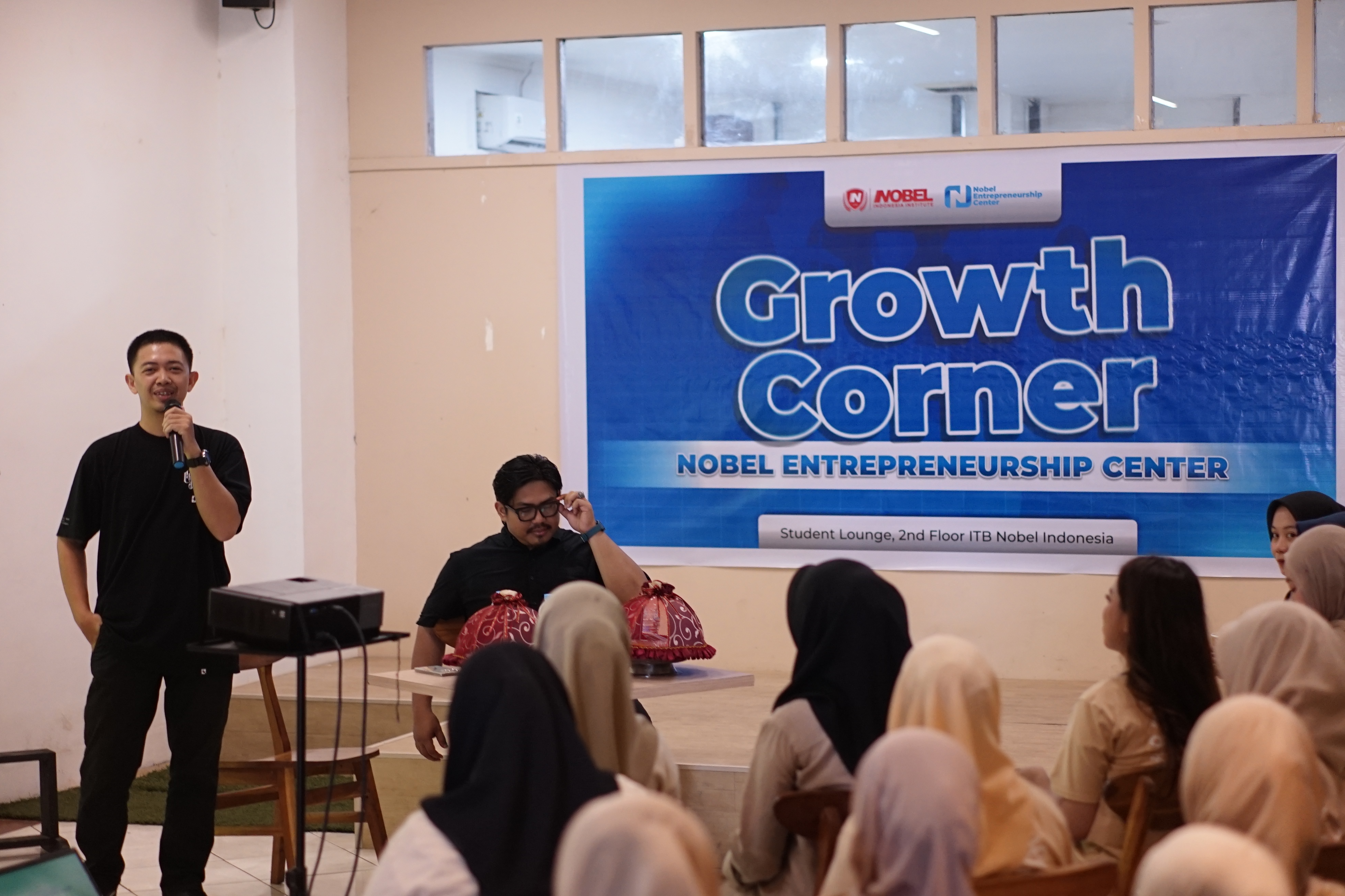 2. InkubasiTahap ini membantu mahasiswa mengembangkan ide menjadi proyek nyata. Di Growth Corner, mahasiswa memetakan ide, mendesain model bisnis, dan mengikuti kelas skill yang sesuai kebutuhan mereka. Melalui Direct Selling, mahasiswa menguji ide secara langsung ke pasar, mengumpulkan feedback, dan memperbaiki strategi bisnis mereka.